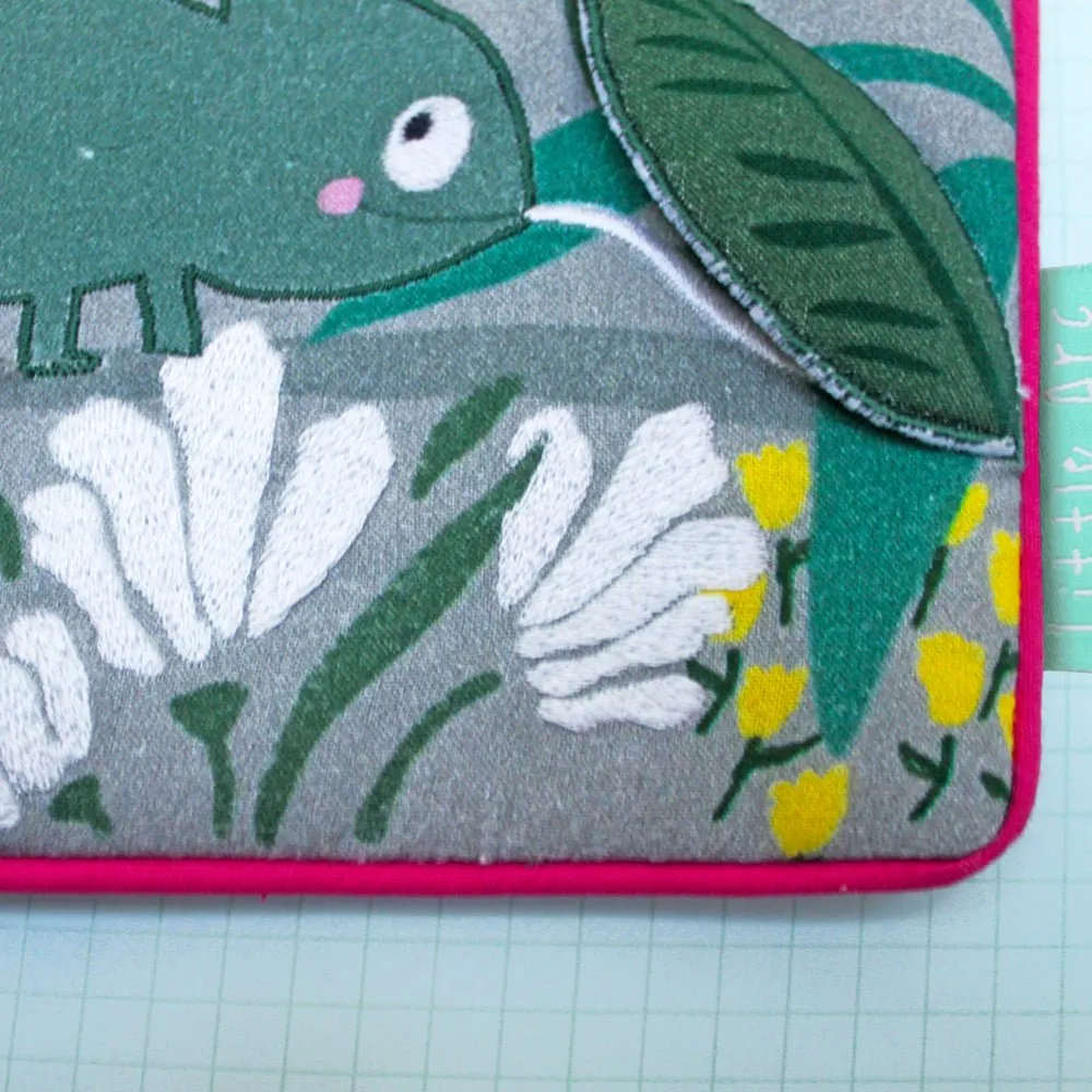 Little Arc Chameleon Pouch